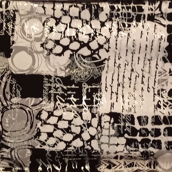 Alia Women Tunic Top in Black/Gray/White with Silver in Script Design in Size 1X - Picture 5 of 8